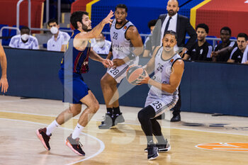 2021-02-26 - William Howard of LDLC ASVEL and Alex Abrines of Fc Barcelona during the Turkish Airlines EuroLeague basketball match between FC Barcelona and LDLC ASVEL Villeurbanne on February 26, 2021 at Palau Blaugrana in Barcelona, Spain - Photo Javier Borrego / Spain DPPI / DPPI - FC BARCELONA AND LDLC ASVEL VILLEURBANNE - EUROLEAGUE - BASKETBALL
