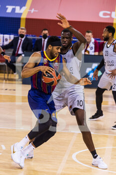 2021-02-26 - Brandon Davies of Fc Barcelona in action against Moustapha Fall of LDLC ASVEL during the Turkish Airlines EuroLeague basketball match between FC Barcelona and LDLC ASVEL Villeurbanne on February 26, 2021 at Palau Blaugrana in Barcelona, Spain - Photo Javier Borrego / Spain DPPI / DPPI - FC BARCELONA AND LDLC ASVEL VILLEURBANNE - EUROLEAGUE - BASKETBALL