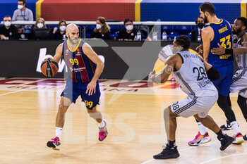 2021-02-26 - Nick Calathes of Fc Barcelona and Guerschon Yabusele of ASVEL during the Turkish Airlines EuroLeague basketball match between FC Barcelona and LDLC ASVEL Villeurbanne on February 26, 2021 at Palau Blaugrana in Barcelona, Spain - Photo Javier Borrego / Spain DPPI / DPPI - FC BARCELONA AND LDLC ASVEL VILLEURBANNE - EUROLEAGUE - BASKETBALL