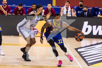 2021-02-26 - Cory Higgins of Fc Barcelona in action against Guerschon Yabusele of LDLC ASVEL during the Turkish Airlines EuroLeague basketball match between FC Barcelona and LDLC ASVEL Villeurbanne on February 26, 2021 at Palau Blaugrana in Barcelona, Spain - Photo Javier Borrego / Spain DPPI / DPPI - FC BARCELONA AND LDLC ASVEL VILLEURBANNE - EUROLEAGUE - BASKETBALL