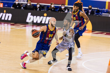 2021-02-26 - Nick Calathes of Fc Barcelona and Norris Cole of LDLC ASVEL during the Turkish Airlines EuroLeague basketball match between FC Barcelona and LDLC ASVEL Villeurbanne on February 26, 2021 at Palau Blaugrana in Barcelona, Spain - Photo Javier Borrego / Spain DPPI / DPPI - FC BARCELONA AND LDLC ASVEL VILLEURBANNE - EUROLEAGUE - BASKETBALL