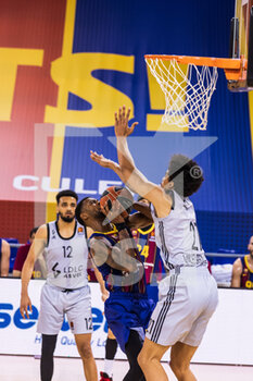 2021-02-26 - Cory Higgins of Fc Barcelona and Ismael Bako of LDLC ASVEL during the Turkish Airlines EuroLeague basketball match between FC Barcelona and LDLC ASVEL Villeurbanne on February 26, 2021 at Palau Blaugrana in Barcelona, Spain - Photo Javier Borrego / Spain DPPI / DPPI - FC BARCELONA AND LDLC ASVEL VILLEURBANNE - EUROLEAGUE - BASKETBALL