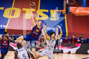 2021-02-26 - Rolands Smits of Fc Barcelona shoots over Ismael Bako of LDLC ASVEL during the Turkish Airlines EuroLeague basketball match between FC Barcelona and LDLC ASVEL Villeurbanne on February 26, 2021 at Palau Blaugrana in Barcelona, Spain - Photo Javier Borrego / Spain DPPI / DPPI - FC BARCELONA AND LDLC ASVEL VILLEURBANNE - EUROLEAGUE - BASKETBALL