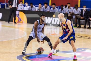 2021-02-26 - Norris Cole of LDLC ASVEL Villeurbanne in action against Nick Calathes of Fc Barcelona during the Turkish Airlines EuroLeague basketball match between FC Barcelona and LDLC ASVEL Villeurbanne on February 26, 2021 at Palau Blaugrana in Barcelona, Spain - Photo Javier Borrego / Spain DPPI / DPPI - FC BARCELONA AND LDLC ASVEL VILLEURBANNE - EUROLEAGUE - BASKETBALL