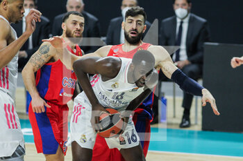 2021-03-18 - Usman Garuba of Real Madrid and Tornike Shengelia of CSKA Moscow during the Turkish Airlines EuroLeague basketball match between Real Madrid and CSKA Moscow on March 18, 2021 at Wizink Center stadium in Madrid, Spain - Photo Irina R Hipolito / Spain DPPI / DPPI - REAL MADRID AND CSKA MOSCOW - EUROLEAGUE - BASKETBALL