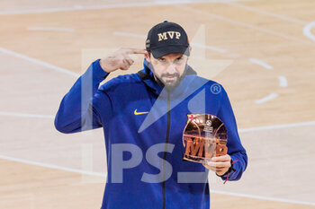 2021-04-09 - Nikola Mirotic of Fc Barcelona with MVP trophy during the Turkish Airlines EuroLeague basketball match between FC Barcelona and FC Bayern Munich on April 9, 2021 at Palau Blaugrana in Barcelona, Spain - Photo Javier Borrego / Spain DPPI / DPPI - FC BARCELONA VS FC BAYERN MUNICH - EUROLEAGUE - BASKETBALL