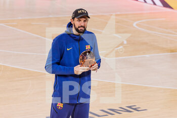 2021-04-09 - Nikola Mirotic of Fc Barcelona with MVP trophy during the Turkish Airlines EuroLeague basketball match between FC Barcelona and FC Bayern Munich on April 9, 2021 at Palau Blaugrana in Barcelona, Spain - Photo Javier Borrego / Spain DPPI / DPPI - FC BARCELONA VS FC BAYERN MUNICH - EUROLEAGUE - BASKETBALL