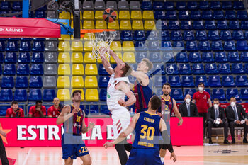 2021-04-09 - Leon Radosevic of FC Bayern Munich competes with Artem Pustovyi of Fc Barcelona during the Turkish Airlines EuroLeague basketball match between FC Barcelona and FC Bayern Munich on April 9, 2021 at Palau Blaugrana in Barcelona, Spain - Photo Javier Borrego / Spain DPPI / DPPI - FC BARCELONA VS FC BAYERN MUNICH - EUROLEAGUE - BASKETBALL