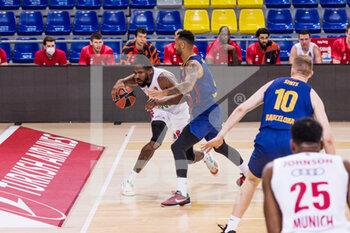 2021-04-09 - Jalen Reynolds of FC Bayern Munich in action against Adam Hanga of Fc Barcelona during the Turkish Airlines EuroLeague basketball match between FC Barcelona and FC Bayern Munich on April 9, 2021 at Palau Blaugrana in Barcelona, Spain - Photo Javier Borrego / Spain DPPI / DPPI - FC BARCELONA VS FC BAYERN MUNICH - EUROLEAGUE - BASKETBALL