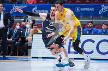 2021-04-09 - Mateusz Ponitka of BC Zenit, Oz Blayzer of BC Maccabi Tel Aviv during the Turkish Airlines EuroLeague basketball match between Zenit St Petersburg and Maccabi Playtika Tel Aviv on April 9, 2021 at Ubileyny Sport Palace in Saint Petersburg, Russia - Photo Anatoliy Medved / Orange Pictures / DPPI - ZENIT ST PETERSBURG VS MACCABI PLAYTIKA TEL AVIV - EUROLEAGUE - BASKETBALL
