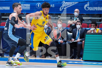 2021-04-09 - Kevin Pangos of BC Zenit, Tyler Dorsey of BC Maccabi Tel Aviv during the Turkish Airlines EuroLeague basketball match between Zenit St Petersburg and Maccabi Playtika Tel Aviv on April 9, 2021 at Ubileyny Sport Palace in Saint Petersburg, Russia - Photo Anatoliy Medved / Orange Pictures / DPPI - ZENIT ST PETERSBURG VS MACCABI PLAYTIKA TEL AVIV - EUROLEAGUE - BASKETBALL