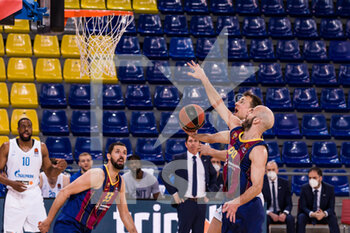 2021-04-23 - Kevin Pangos of Zenit St Petersburg in action against Nick Calathes of Fc Barcelona during the Turkish Airlines EuroLeague, PlayOffs game 2 basketball match between FC Barcelona and Zenit St Petersburg on April 23, 2021 at Palau Blaugrana in Barcelona, Spain - Photo Javier Borrego / Spain DPPI / DPPI - FC BARCELONA VS ZENIT ST PETERSBURG - EUROLEAGUE - BASKETBALL