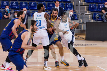 2021-04-23 - Will Thomas of Zenit St Petersburg competes with Pierre Oriola of Fc Barcelona during the Turkish Airlines EuroLeague, PlayOffs game 2 basketball match between FC Barcelona and Zenit St Petersburg on April 23, 2021 at Palau Blaugrana in Barcelona, Spain - Photo Javier Borrego / Spain DPPI / DPPI - FC BARCELONA VS ZENIT ST PETERSBURG - EUROLEAGUE - BASKETBALL