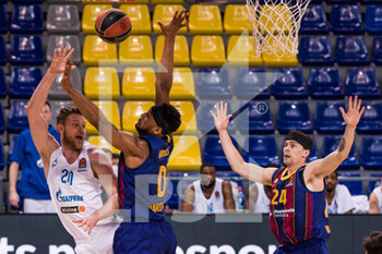 2021-04-23 - Andrey Zubkov of Zenit St Petersburg fights for the ball with Brandon Davies of Fc Barcelona during the Turkish Airlines EuroLeague, PlayOffs game 2 basketball match between FC Barcelona and Zenit St Petersburg on April 23, 2021 at Palau Blaugrana in Barcelona, Spain - Photo Javier Borrego / Spain DPPI / DPPI - FC BARCELONA VS ZENIT ST PETERSBURG - EUROLEAGUE - BASKETBALL