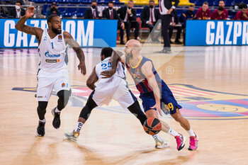 2021-04-23 - Nick Calathes of Fc Barcelona in action against KC Rivers and Tarik Black of Zenit St Peterburg during the Turkish Airlines EuroLeague, PlayOffs game 2 basketball match between FC Barcelona and Zenit St Petersburg on April 23, 2021 at Palau Blaugrana in Barcelona, Spain - Photo Javier Borrego / Spain DPPI / DPPI - FC BARCELONA VS ZENIT ST PETERSBURG - EUROLEAGUE - BASKETBALL