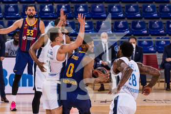 2021-04-23 - Brandon Davies of Fc Barcelona fights with Kevin Pangos and Tarik Black of Zenit St Peterburg during the Turkish Airlines EuroLeague, PlayOffs game 2 basketball match between FC Barcelona and Zenit St Petersburg on April 23, 2021 at Palau Blaugrana in Barcelona, Spain - Photo Javier Borrego / Spain DPPI / DPPI - FC BARCELONA VS ZENIT ST PETERSBURG - EUROLEAGUE - BASKETBALL