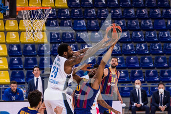 2021-04-23 - Brandon Davies of Fc Barcelona fights with Tarik Black of Zenit St Peterburg during the Turkish Airlines EuroLeague, PlayOffs game 2 basketball match between FC Barcelona and Zenit St Petersburg on April 23, 2021 at Palau Blaugrana in Barcelona, Spain - Photo Javier Borrego / Spain DPPI / DPPI - FC BARCELONA VS ZENIT ST PETERSBURG - EUROLEAGUE - BASKETBALL