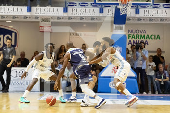 2019-10-05 - J. Brown (Happy Casa Brindisi) marca D. Lansdowne (Germani Basket Brescia) con alle spalle A. Banks - HAPPY CASA BRINDISI VS GERMANI BASKET BRESCIA - ITALIAN SERIE A - BASKETBALL