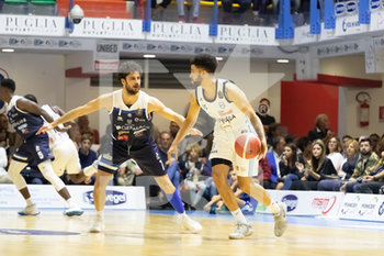 2019-10-05 - Palla a D. Thompson (Happy Casa Brindisi) contrastato da L. Vitali (germani Basket Brescia) - HAPPY CASA BRINDISI VS GERMANI BASKET BRESCIA - ITALIAN SERIE A - BASKETBALL