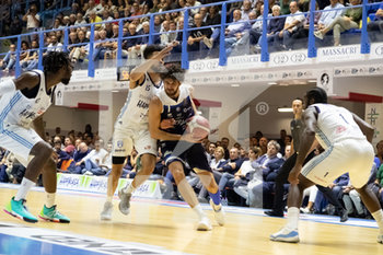 2019-10-05 - Contrasto tra L. Vitali (Germani Basket Brescia) e D. Thompson (Happy Casa Brindisi) - HAPPY CASA BRINDISI VS GERMANI BASKET BRESCIA - ITALIAN SERIE A - BASKETBALL