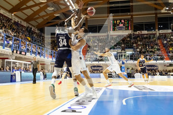 2019-10-05 - Contrasto tra D. Moss (Germani Basket Brescia) e A. Zanelli (Happy Casa Brindisi) - HAPPY CASA BRINDISI VS GERMANI BASKET BRESCIA - ITALIAN SERIE A - BASKETBALL