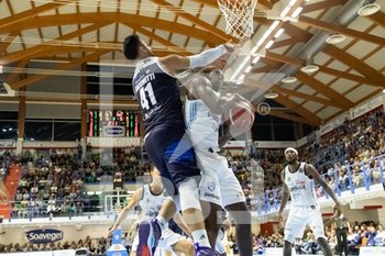 2019-10-05 - Protegge palla K. Martin (Happy Casa Brindisi) da B. Sacchetti (Germani Basket Brescia) - HAPPY CASA BRINDISI VS GERMANI BASKET BRESCIA - ITALIAN SERIE A - BASKETBALL