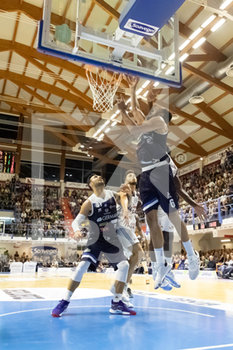 2019-10-05 - SRimbalzo sotto canestro per T. Cain e B. Sacchetti (Gerani Basket Brescia) - HAPPY CASA BRINDISI VS GERMANI BASKET BRESCIA - ITALIAN SERIE A - BASKETBALL