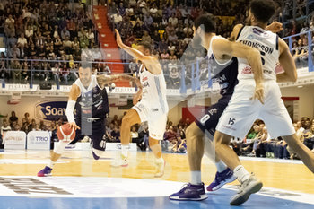 2019-10-05 - Palleggio per B. Sacchetti (Germani Basket Brescia) contrastato da R. Gaspardo (happy Casa Brindisi) - HAPPY CASA BRINDISI VS GERMANI BASKET BRESCIA - ITALIAN SERIE A - BASKETBALL
