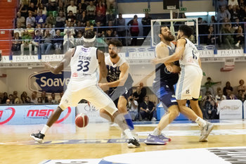 2019-10-05 - Doppio contrasto con L. Vitali (Germani Basket Brescia con palla fronteggiato da T. Stone (Happy Casa Brindisi) e A. Zerini (Germani Basket Brescia) che protegge il compagno da D. Thmpson (Happy Casa Brindisi) - HAPPY CASA BRINDISI VS GERMANI BASKET BRESCIA - ITALIAN SERIE A - BASKETBALL