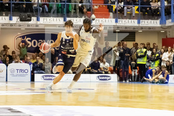 2019-10-05 - Palleggio in entrata per T. Laquintana (Germani Basket Brescia) seguito da K. Martin (Happy Casa Brindisi) - HAPPY CASA BRINDISI VS GERMANI BASKET BRESCIA - ITALIAN SERIE A - BASKETBALL