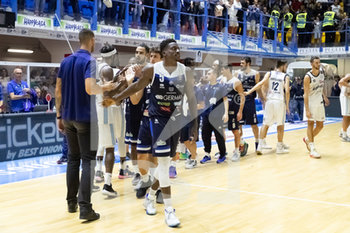 2019-10-05 - Saluti tra le squadre con A Abass (Germani Basket Brescia) in primo piano - HAPPY CASA BRINDISI VS GERMANI BASKET BRESCIA - ITALIAN SERIE A - BASKETBALL