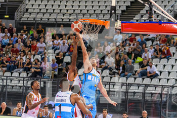 2019-10-06 - William Buford (Virtus Roma) contende il rimbalzo Giulio Gazzotti (Vanoli Basket Cremona) - VIRTUS ROMA VS VANOLI BASKET CREMONA - ITALIAN SERIE A - BASKETBALL