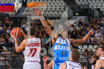 2019-10-06 - Wesley  Saunders (Vanoli Basket Cremona) ostacola Tomáš Kyzlink (Virtus Roma) - VIRTUS ROMA VS VANOLI BASKET CREMONA - ITALIAN SERIE A - BASKETBALL