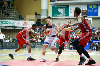 2019-10-19 - Tommaso Laquintana Basket Brescia Leonessa contrastato da Daniele Cavaliero - PALLACANESTRO TRIESTE VS GERMANI BASKET BRESCIA  - ITALIAN SERIE A - BASKETBALL