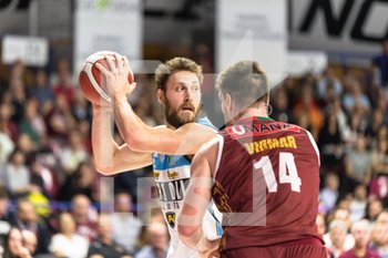 2019-10-26 - Matthew Tiby del Vanoli Basket Cremona in azione con Gasper Vidmar dell'Umana Reyer Venezia - UMANA REYER VENEZIA VS VANOLI BASKET CREMONA - ITALIAN SERIE A - BASKETBALL