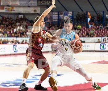 2019-10-26 - Vojislav Stojanovic del Vanoli Basket Cremona in azione con Andrea De Nicolao dell'Umana Reyer Venezia - UMANA REYER VENEZIA VS VANOLI BASKET CREMONA - ITALIAN SERIE A - BASKETBALL