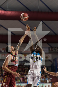 2019-10-26 - Nicola Akele del Vanoli Basket Cremona tenta il tiro da 3 contro Austin Daye dell'Umana Reyer Venezia - UMANA REYER VENEZIA VS VANOLI BASKET CREMONA - ITALIAN SERIE A - BASKETBALL