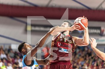 2019-10-26 - Mitchell Watt dell'Umana Reyer Venezia in azione con Jordan Mathews del Vanoli Basket Cremona - UMANA REYER VENEZIA VS VANOLI BASKET CREMONA - ITALIAN SERIE A - BASKETBALL