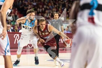 2019-10-26 - Stefano Tonut dell'Umana Reyer Venezia in azione con  Matthew Tiby del Vanoli Basket Cremona - UMANA REYER VENEZIA VS VANOLI BASKET CREMONA - ITALIAN SERIE A - BASKETBALL