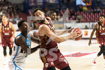 2019-10-26 - Austin Daye dell'Umana Reyer Venezia in azione con Jordan Mathews del Vanoli Basket Cremona - UMANA REYER VENEZIA VS VANOLI BASKET CREMONA - ITALIAN SERIE A - BASKETBALL