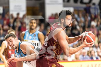 2019-10-26 - Mitchell Watt dell'Umana Reyer Venezia in azione con Josip Sobin del Vanoli Basket Cremona - UMANA REYER VENEZIA VS VANOLI BASKET CREMONA - ITALIAN SERIE A - BASKETBALL