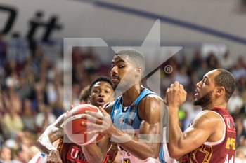 2019-10-26 - Wesley Saunders del Vanoli Basket Cremona contrastato da Jeremy Chappell dell'Umana Reyer Venezia - UMANA REYER VENEZIA VS VANOLI BASKET CREMONA - ITALIAN SERIE A - BASKETBALL