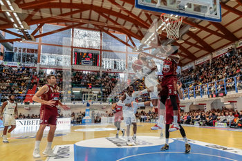 2019-11-03 - A. Banks (Happy Casa Brindisi) sotto canetro contrastato da J. Stone (Umana Reyer Basket Venezia) - HAPPY CASA BRINDISI VS UMANA REYER VENEZIA - ITALIAN SERIE A - BASKETBALL