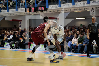 2019-11-03 - Palleggio di T. Stone (Happy Casa Brindisi) contrastato da D. Cesarin Umana Reyer Basket Venezia) - HAPPY CASA BRINDISI VS UMANA REYER VENEZIA - ITALIAN SERIE A - BASKETBALL