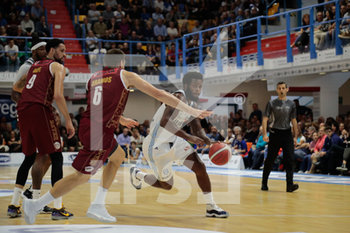 2019-11-03 - Palla a K. Martin (Happy Casa Brindisi) contro M Bramos (Umana Reyer Basket Venezia) - HAPPY CASA BRINDISI VS UMANA REYER VENEZIA - ITALIAN SERIE A - BASKETBALL