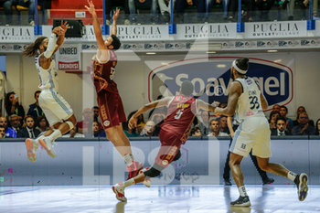2019-11-03 - Tiro a canestro di A. Banks (Happy Casa Brindisi) contrastato da M. Watt (Umana Reyer Basket Venezia) - HAPPY CASA BRINDISI VS UMANA REYER VENEZIA - ITALIAN SERIE A - BASKETBALL
