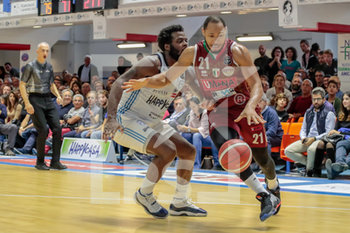 2019-11-03 - Attacco di J.L. Chappel (Umana Reyer Basket Brindisi) contro K. Martin (Happy Casa Brindisi) - HAPPY CASA BRINDISI VS UMANA REYER VENEZIA - ITALIAN SERIE A - BASKETBALL