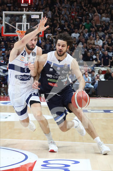 2019-11-03 - Luca Vitali (Germani basket Brescia) (des.) contrastato da Matteo Fantinelli (Fortitudo Pompea Bologna)  - FORTITUDO BOLOGNA VS GERMANI BASKET BRESCIA - ITALIAN SERIE A - BASKETBALL