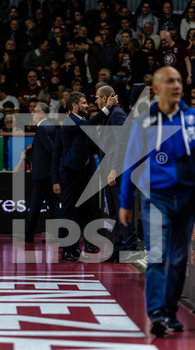 2019-11-10 - L'allenatore dell'Umana Reyer Venezia Walter De Raffaele abbraccia Gianmarco Pozzecco del Banco di Sardegna Sassari - UMANA REYER VENEZIA VS BANCO DI SARDEGNA SASSARI - ITALIAN SERIE A - BASKETBALL