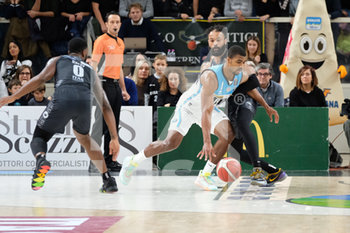 2019-11-17 - Wesley Saunders (1) Vanoli Basket Cremona contrastato da James Blackmon (1) Dolomiti Energia Trentino  - DOLOMITI ENERGIA BASKET TRENTINO VS VANOLI BASKET CREMONA - ITALIAN SERIE A - BASKETBALL